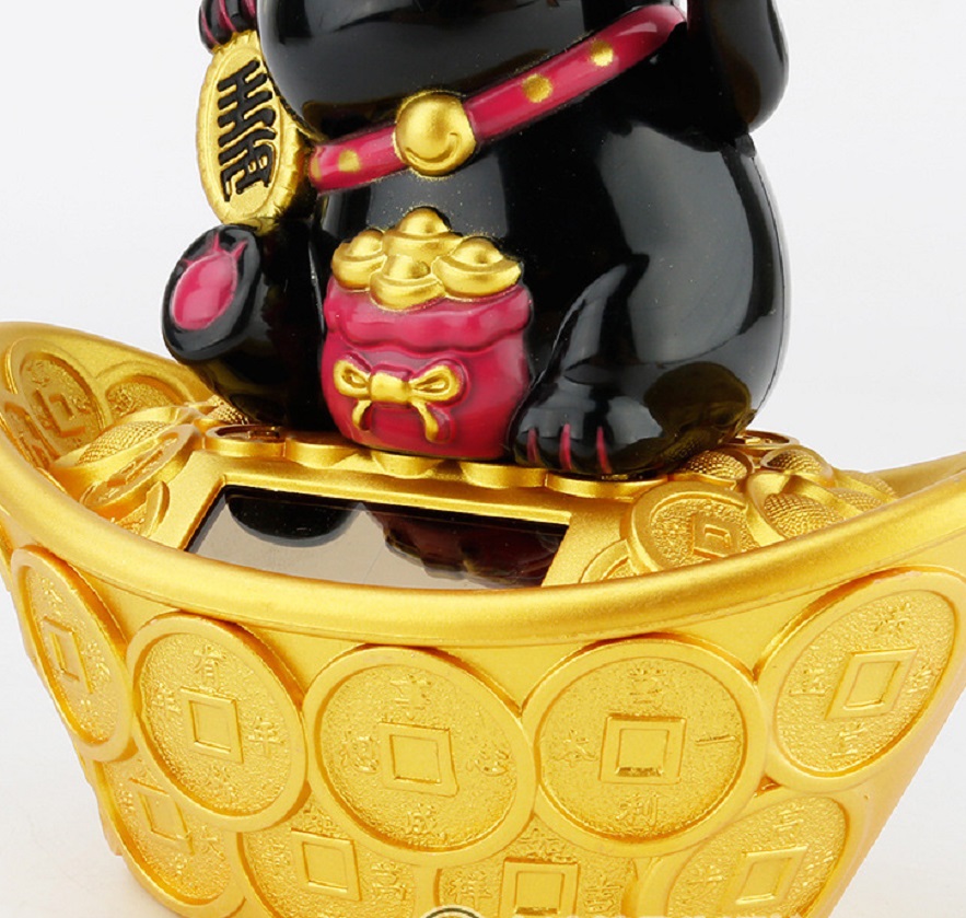 Chú mèo may mắn ngồi trên thỏi vàng - Ảnh 4