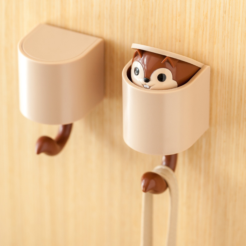 Móc dán tường hình sóc dễ thương